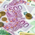 Seniorka vyhodila z okna tašku s 10-tisíc eurami, naletela falošnému vnukovi