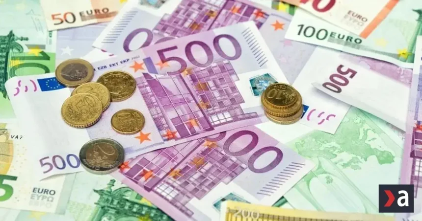 Seniorka vyhodila z okna tašku s 10-tisíc eurami, naletela falošnému vnukovi