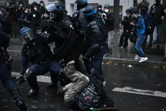 Státisíce ľudí protestovali vo Francúzsku, došlo aj k stretom s políciou