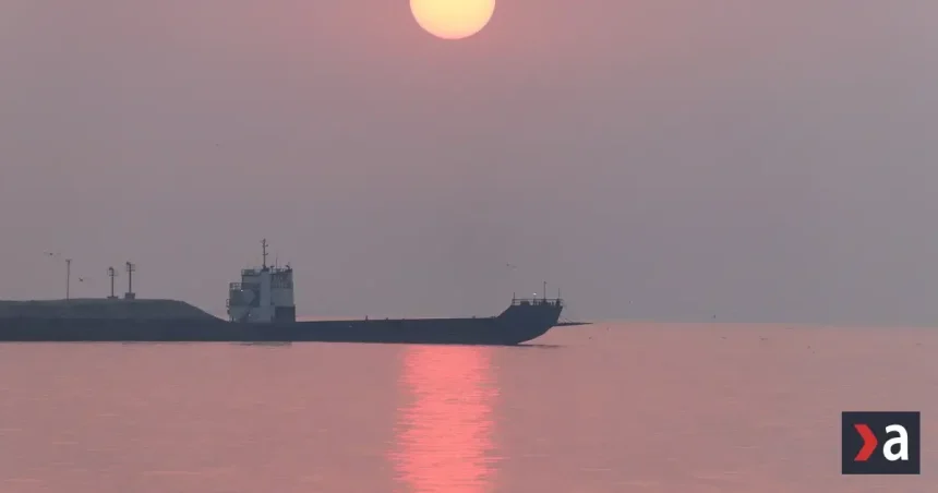 Tanker v Hormuzskom prielive sa zrazil s mínou, na palube ho zachvátil požiar