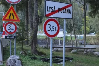 Tatranský unikátny dizajn ticho chátra. Nové vlajky namiesto záchrany kovaných kamzíkov?
