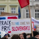Tisícky ľudí v Prahe protestovali proti zrušeniu koncesionárskych poplatkov