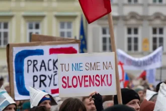 Tisícky ľudí v Prahe protestovali proti zrušeniu koncesionárskych poplatkov