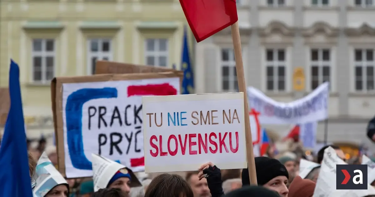 Tisícky ľudí v Prahe protestovali proti zrušeniu koncesionárskych poplatkov