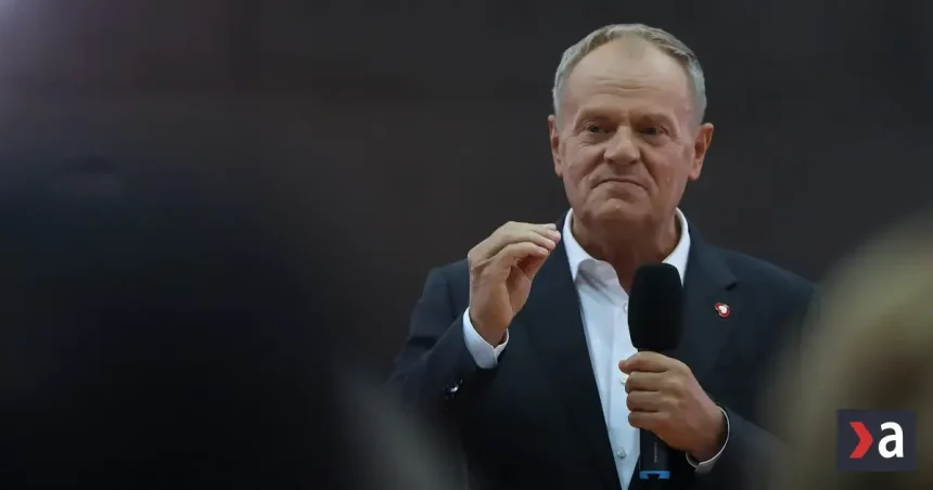 Tusk chce po útokoch na školách každodenné policajné hliadky v každej škole