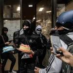 V Miláne pokračujú násilné protesty, polícia zasiahla slzotvorným plynom a vodnými delami
