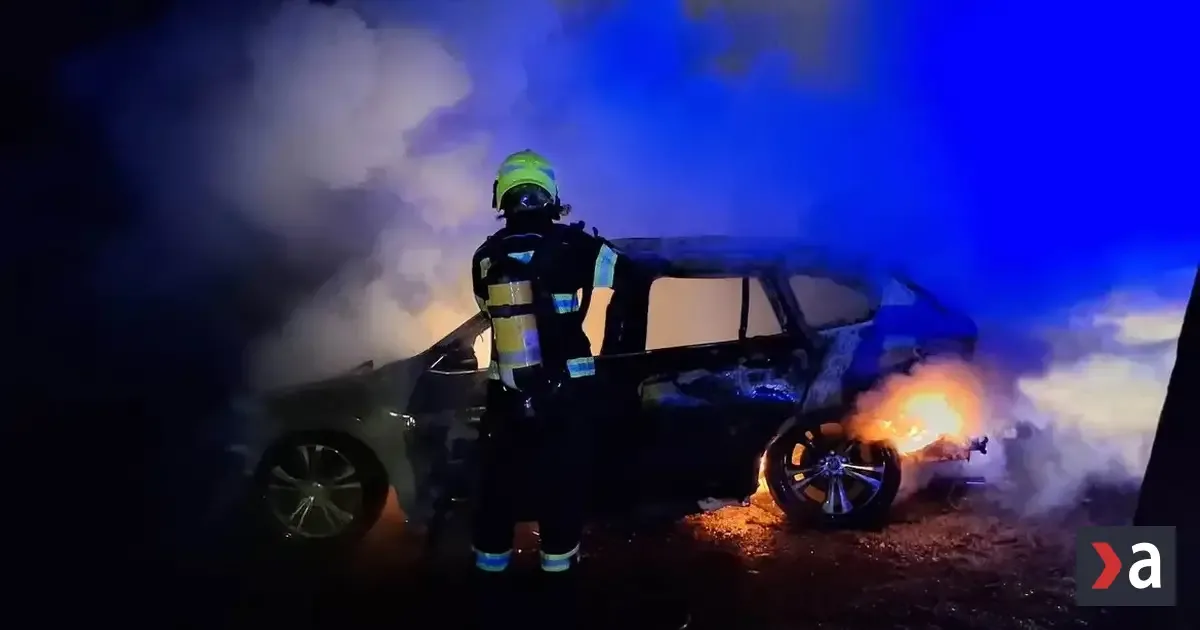 V Žilinskej Lehote horel v noci automobil, hasiči potvrdili cudzie zavinenie