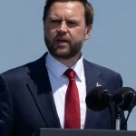 Vance varoval USA pred vývojom ako vo Francúzsku, kde násilie spája s migráciou