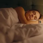 Vedci zistili, ktorá poloha spánku najlepšie čistí mozog od toxínov