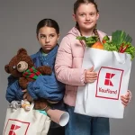 Vianoce plné objatí namiesto zbalených tašiek: Darujte úsmev 2x