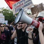 VIDEO: Bývanie dražie, mzdy nestačia. V Lisabone protestovali desaťtisíce ľudí