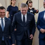 Vláda sa dokáže obhájiť už iba strachom z vojny. Fico vyšiel z tejto krízy prvýkrát slabší