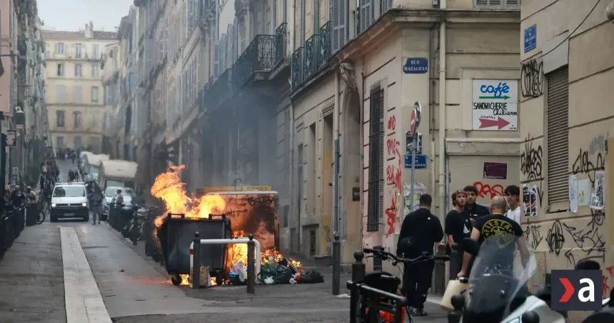 Vo Francúzsku eskaluje napätie, študenti protestujú, polícia hlási stovky zranených
