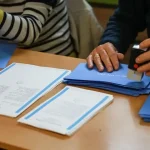 Voľby 2026: Volebné miestnosti sa čoskoro zatvoria, prvé výsledky na ceste