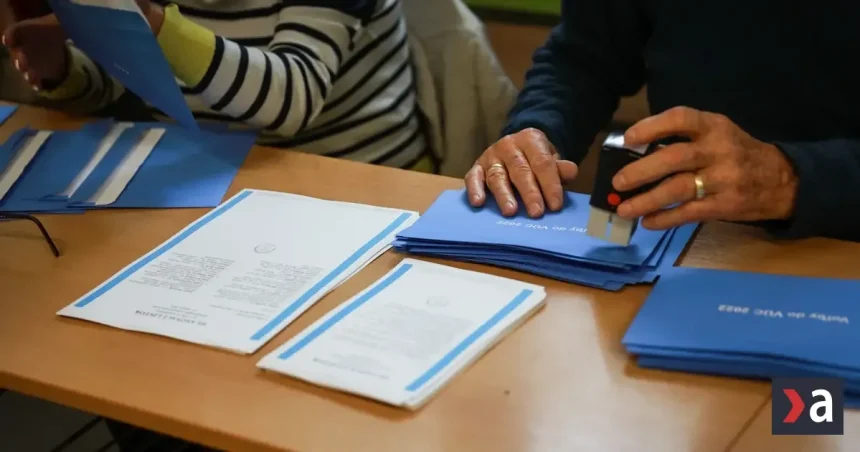 Voľby 2026: Volebné miestnosti sa čoskoro zatvoria, prvé výsledky na ceste
