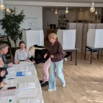 Voľby v dvoch obciach sprevádzali problémy. V Brezinách meškali, v Hrani chybovali lístky