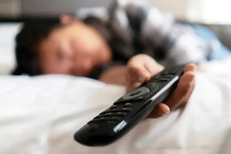Zaspávate pri zapnutej televízii? Odborníci varujú, čo to prezrádza o zdraví