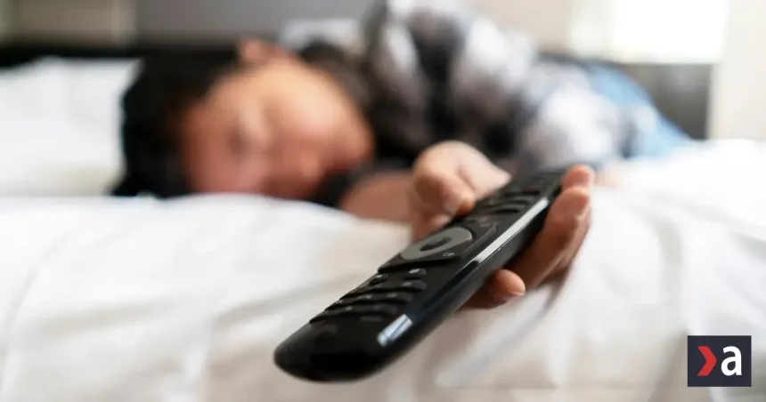 Zaspávate pri zapnutej televízii? Odborníci varujú, čo to prezrádza o zdraví